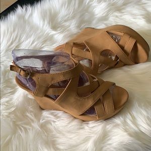 Top moda platform sandals Tan color size 8